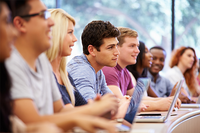 Jóvenes estudiantes atendiendo en una clase de instituto