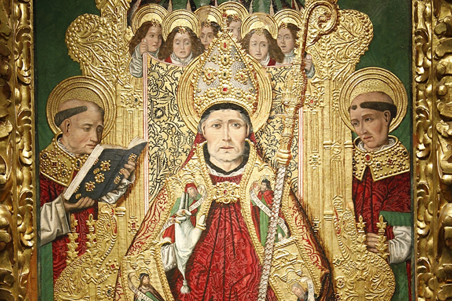 Santo Domingo de Silos sentado en un trono dorado que rodean diferentes figuras. Viste un manto, una mitra y sostiene en la mano izquierda un báculo p