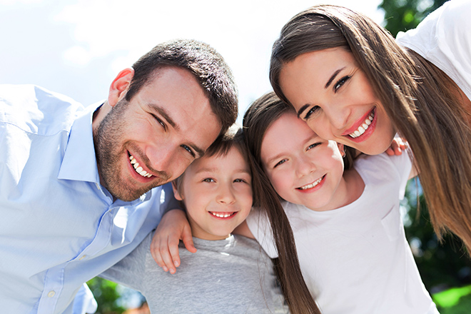Familia sonriente abrazándose