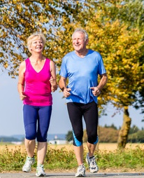 Dos personas mayores haciendo deporte