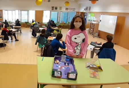 Teresa Monguilod en su clase, mostrando sus juguetes reciclados