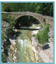 Imagen del  Puente viejo de la Fuenseca  sobre el río Mijares.