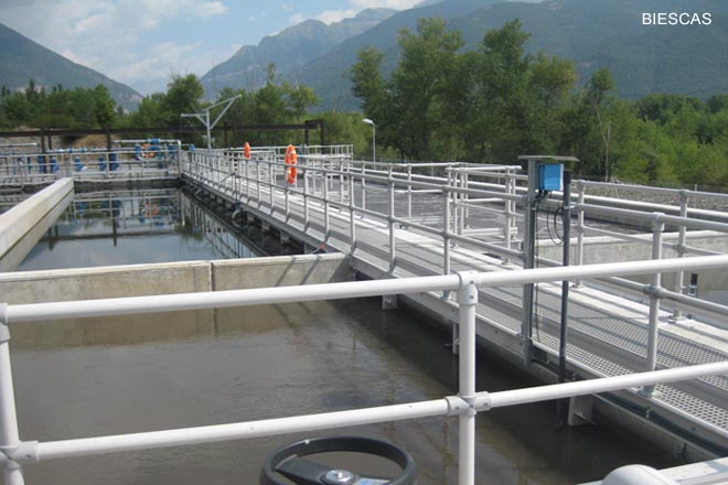 Depuradora de aguas residuales de Biescas donde se muestra las instalaciones de tratamiento biológico.