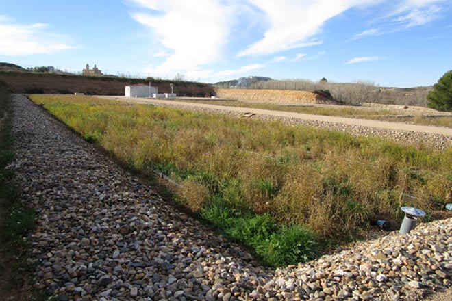 Estación depuradora de tratamiento extensivo de aguas residuales, con tratamiento biológico tipo humedales artificiales