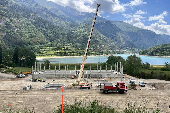 Vista de la construcción de la depuradora de Formigal-Sallent de Gállego, en la que se están colocando los pilares prefabricados de los edificios.