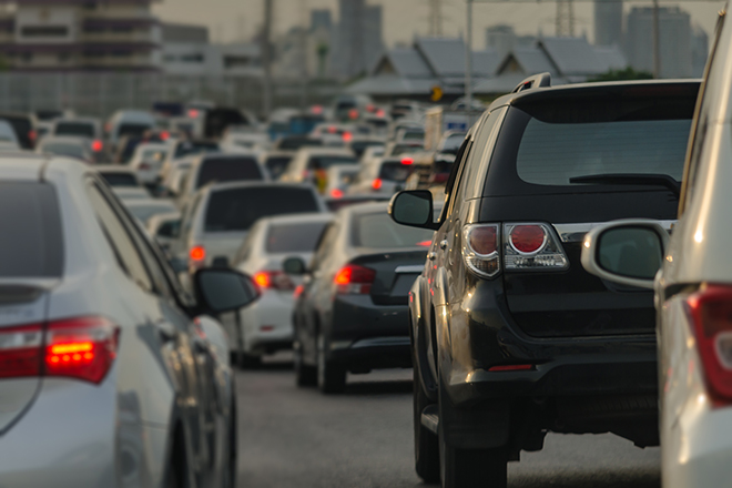 Atasco de tráfico con fila de coches en una autopista 
