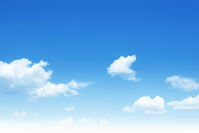 Cielo azul con nubes blancas