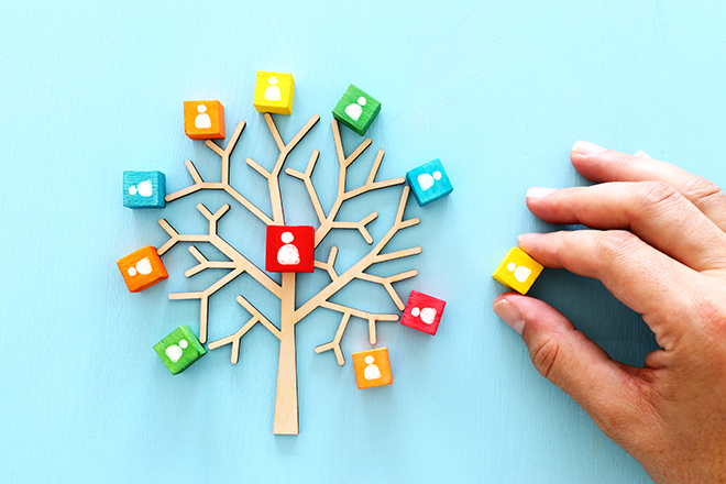 Árbol con ramas que contienen iconos de personas