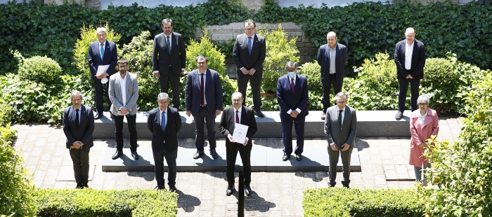 Representantes políticos posan para la fotografía en el patio de los naranjos en la Aljafería