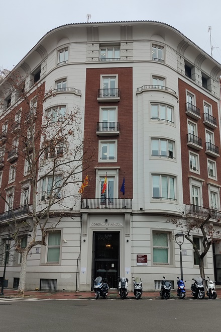 Fachada de la sede del CESA. Edificio en la esquina de Joaquín Costa y Mariano Escar