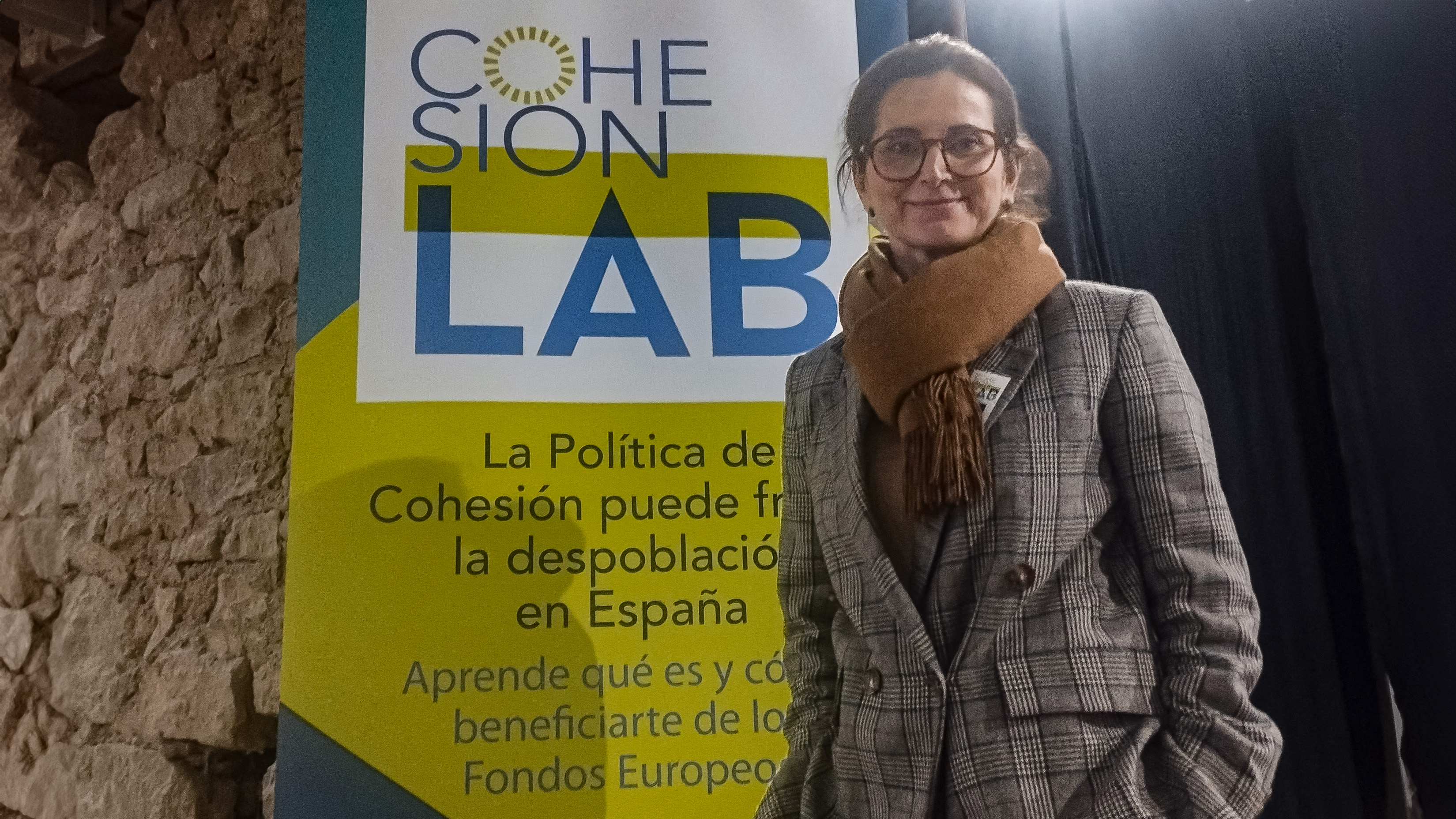 Mujer delante de cartel sobre el Encuentro Living Lab Aragón