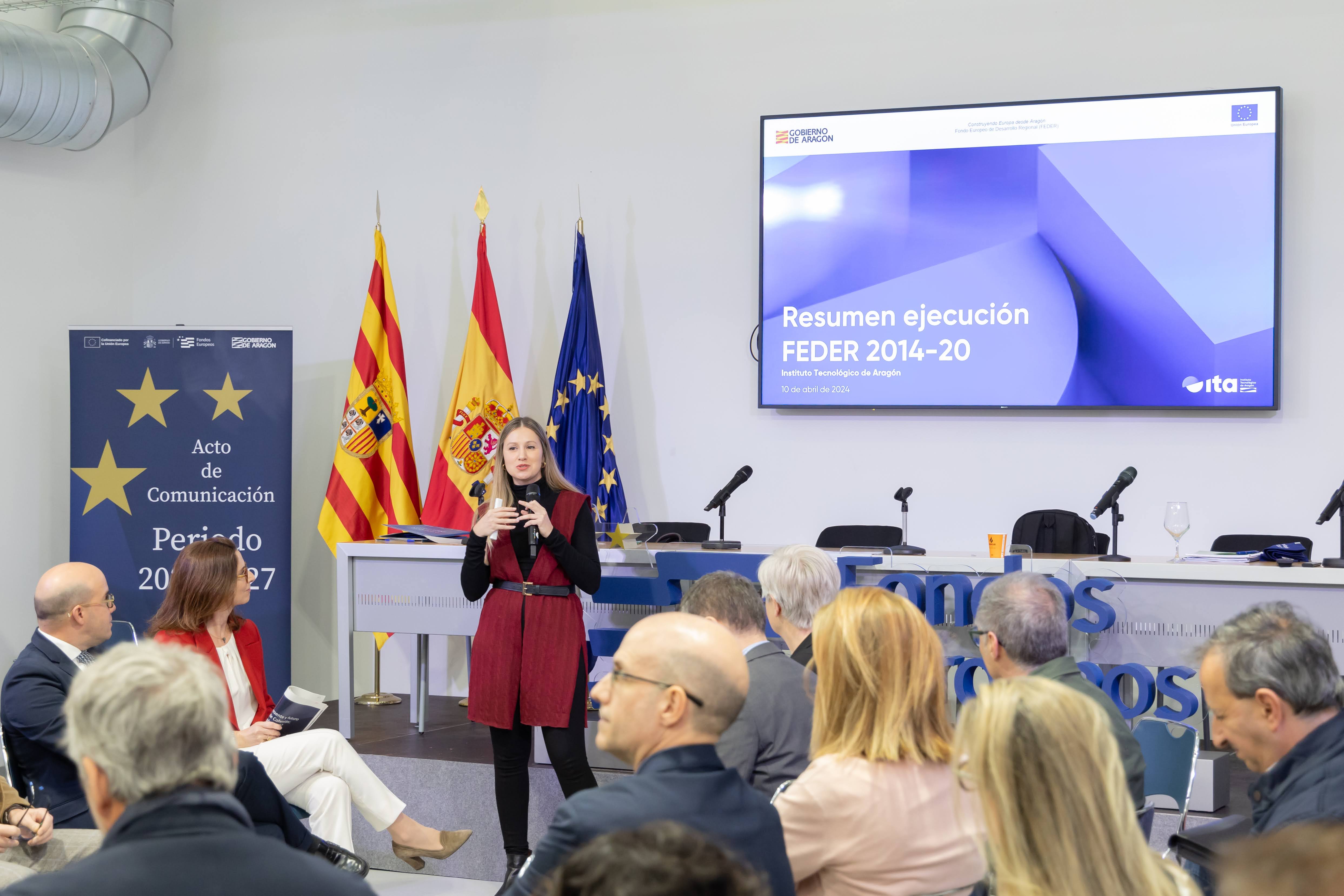 Directora del ITA presentando el resumen de ejecución