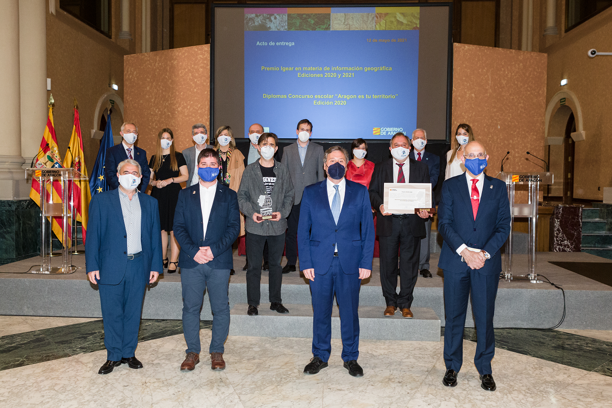 Premiados junto a sus acompañantes y equipos de la Universidad de Zaragoza y autoridades