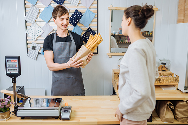 Jóvenes comprando en panadería de barrio