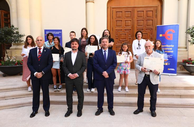 Grupo de premiados con autoridades del departamento de vertebración del territorio