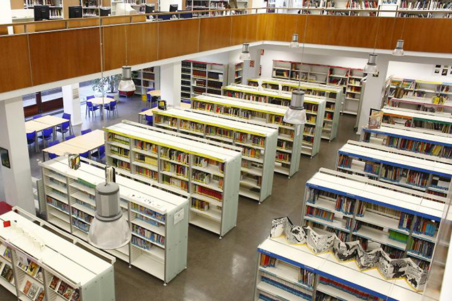 Interior de una biblioteca con estanterías y libros