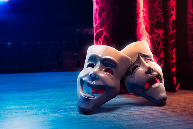 Mascaras, sonriente y llorona en escenario de teatro