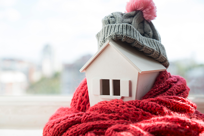vivienda con un gorro en el tejado y una bufanda alrededor de ella