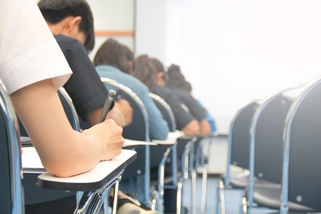 Personas realizando un examen en un aula