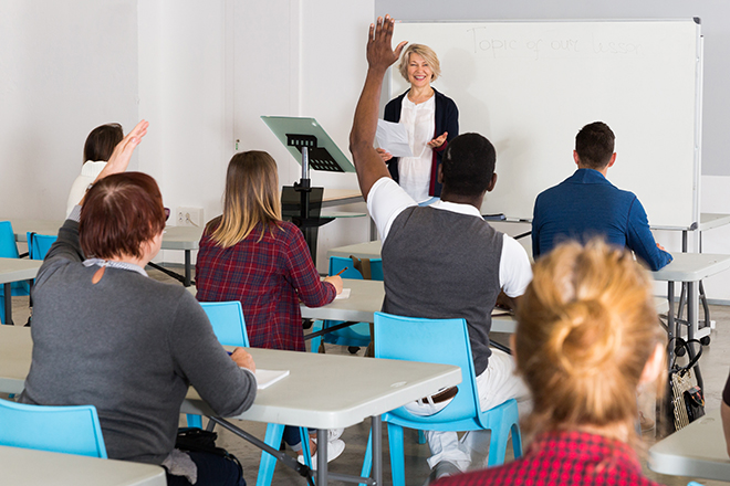 Aula con alumnos escuchando una clase para la obtención del certificado de profesionalidad