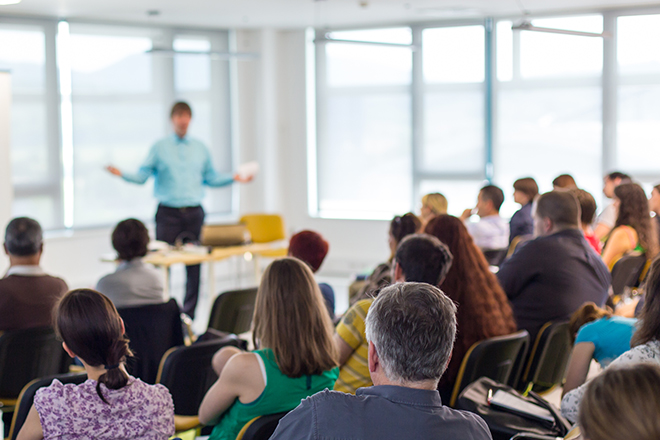 Alumnado siguiendo un curso de formación