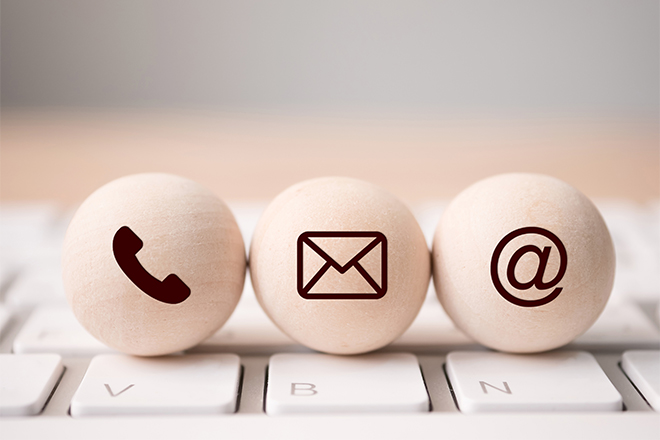 Tres símbolos de contacto: teléfono, correo y redes sociales