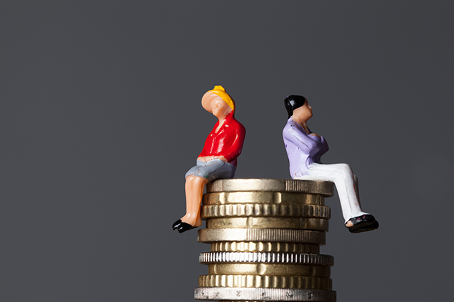 Hombre y mujer sentados sobre monedas