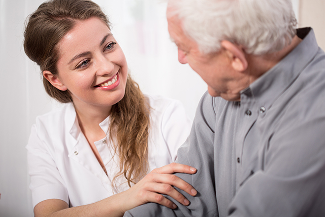 chica joven con atuendo de hospital atendiendo a persona mayor