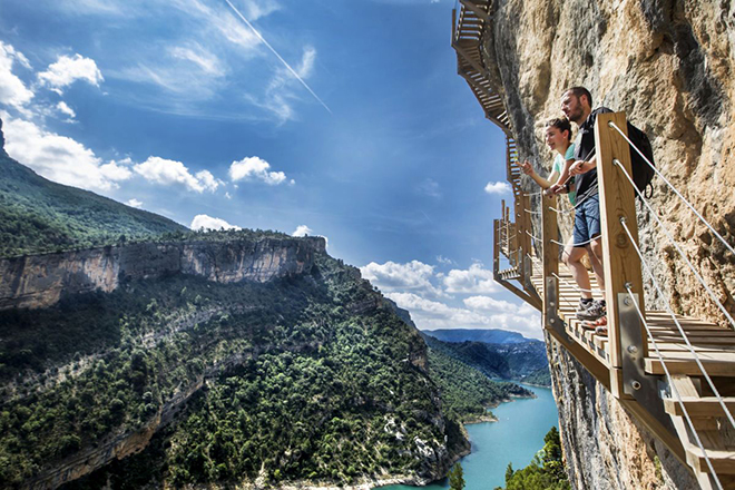 Pareja contemplando el paisaje desde las pasarelas de Montfalcó (Huesca)