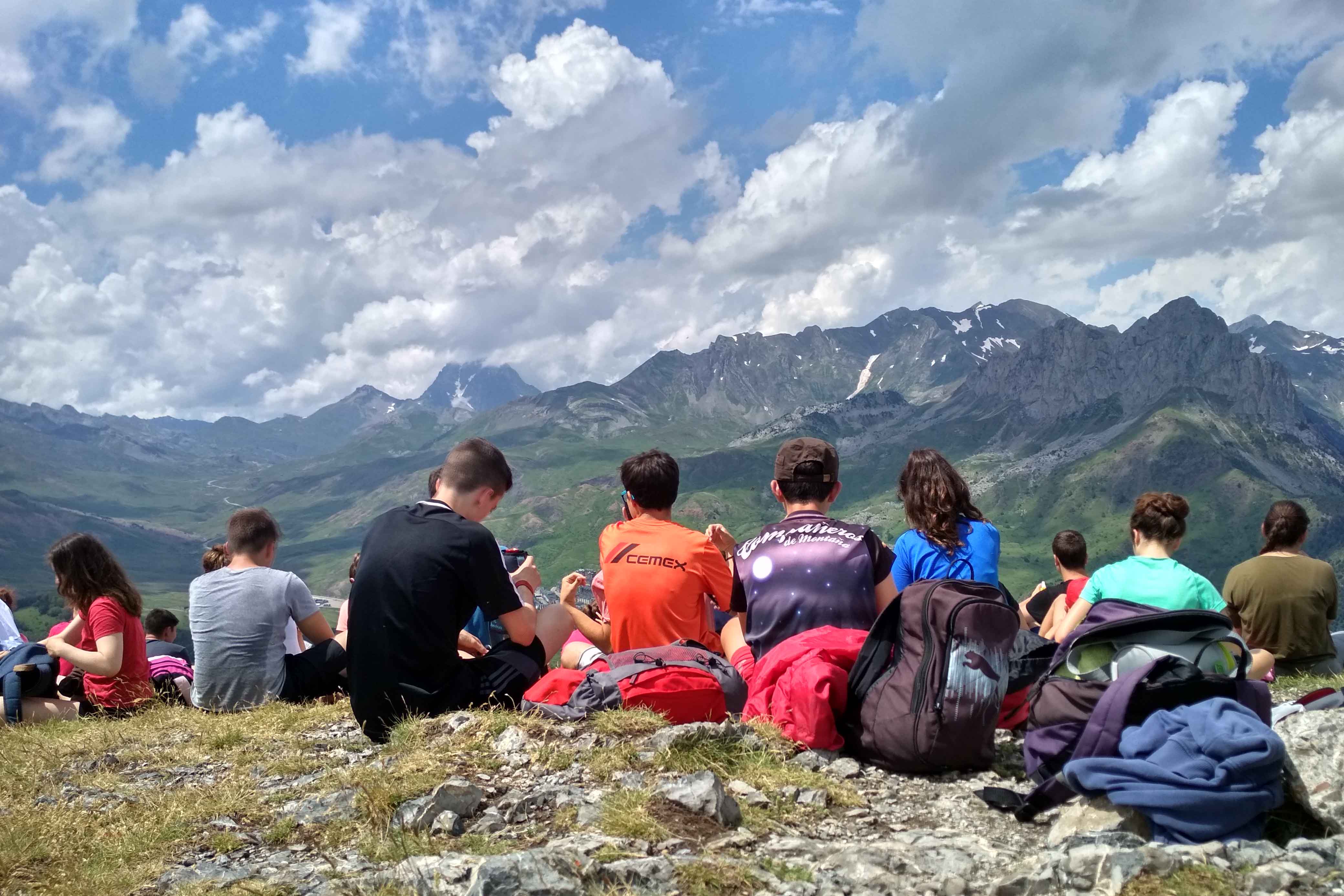 Estudiantes observando el paisaje