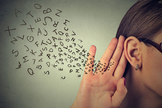 Aparece una persona de la que salen letras de la boca