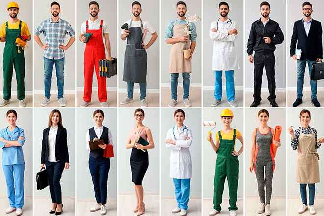 Jóvenes vestidos con los uniformes de distintas profesiones