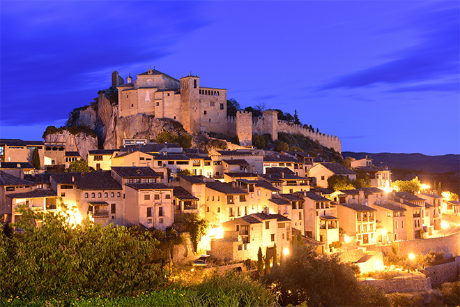 Vista panorámica nocturna del pueblo de Alquézar iluminado