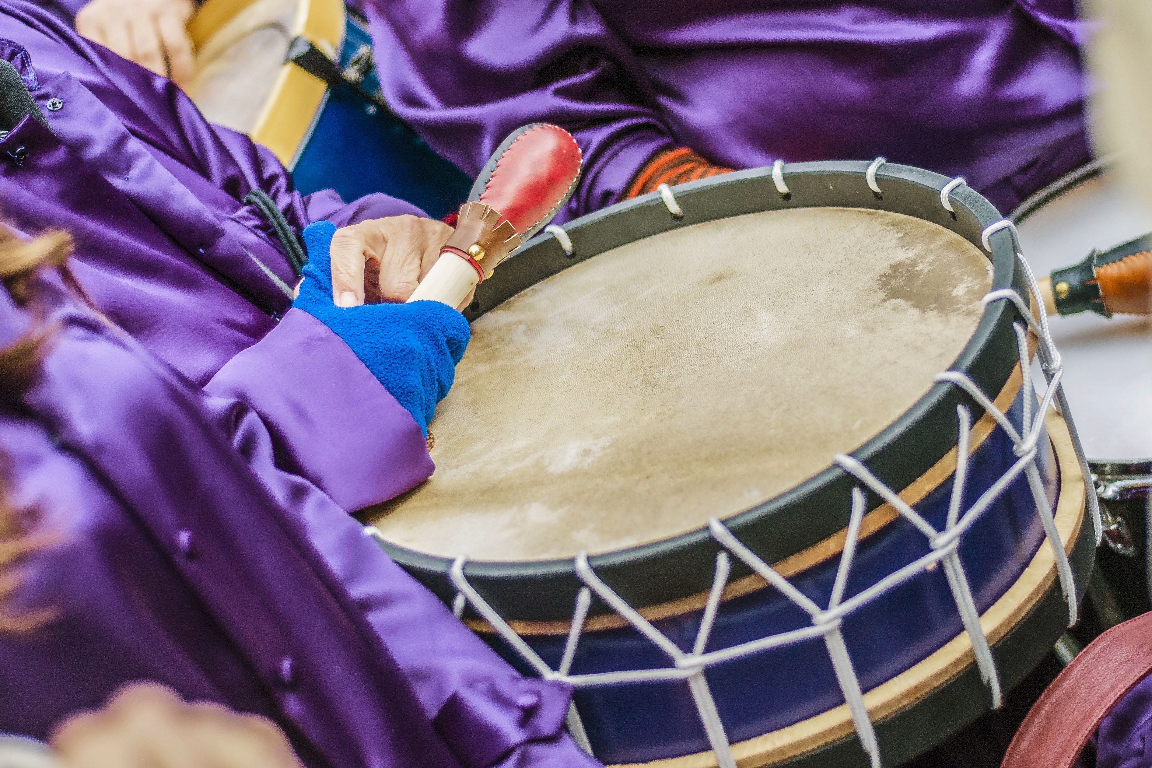 Mano de adulto tocando el tambor típico del bajo Aragón