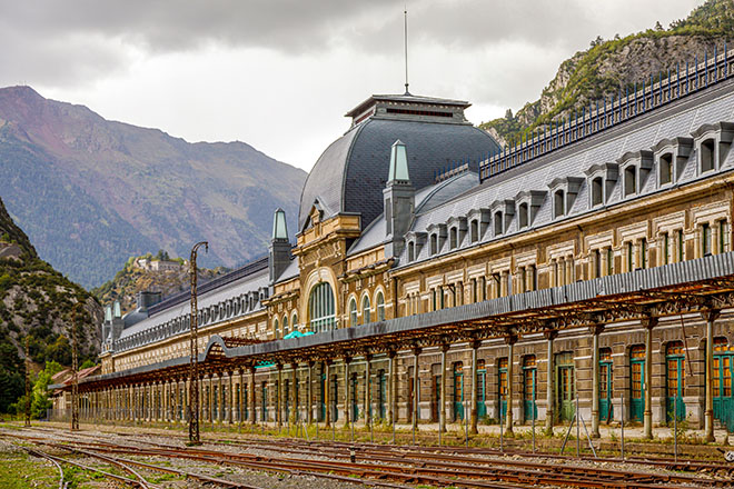 Fachada de la antigua estación de tren de Canfranc