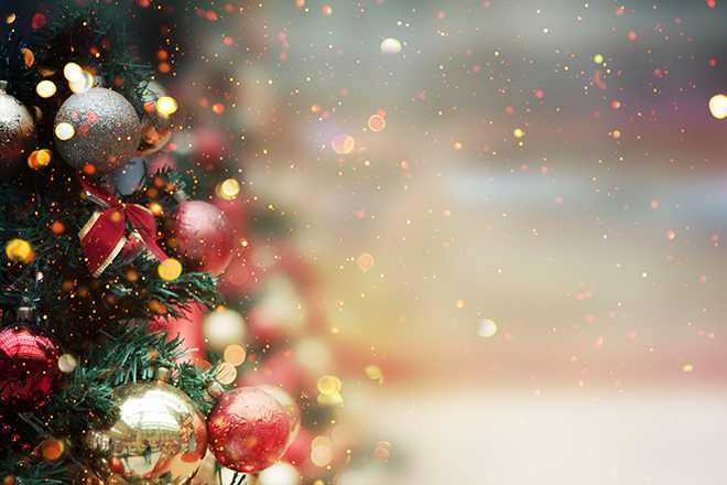 Detalle de adornos de un árbol de navidad