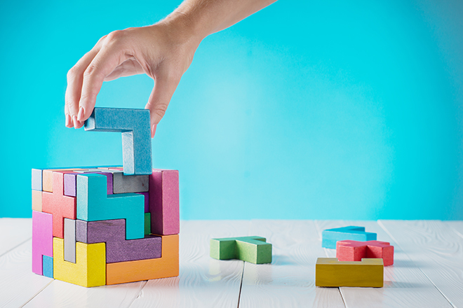 Cubo puzzle formado por figuras de distintas formas y tamaños