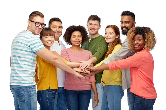 Grupo de  personas de distintas razas formando semicírculo y juntando manos en el centro