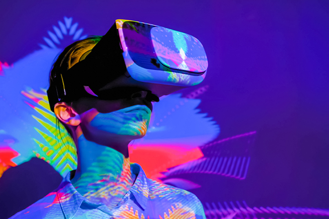 joven mirando a través de una gafas de realidad virtual