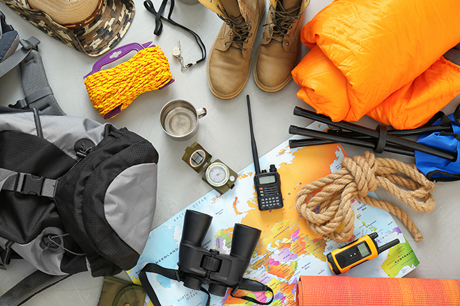 Sobre el suelo, mochila, cuerda de rapel, boas de montaña, GPS, teléfono móvil.....