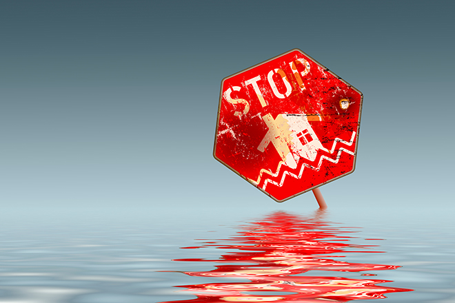 Señal de stop colocada sobre inundación de agua