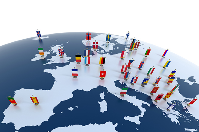Mapa de Europa con las banderas propias ubicadas en la capital de cada país