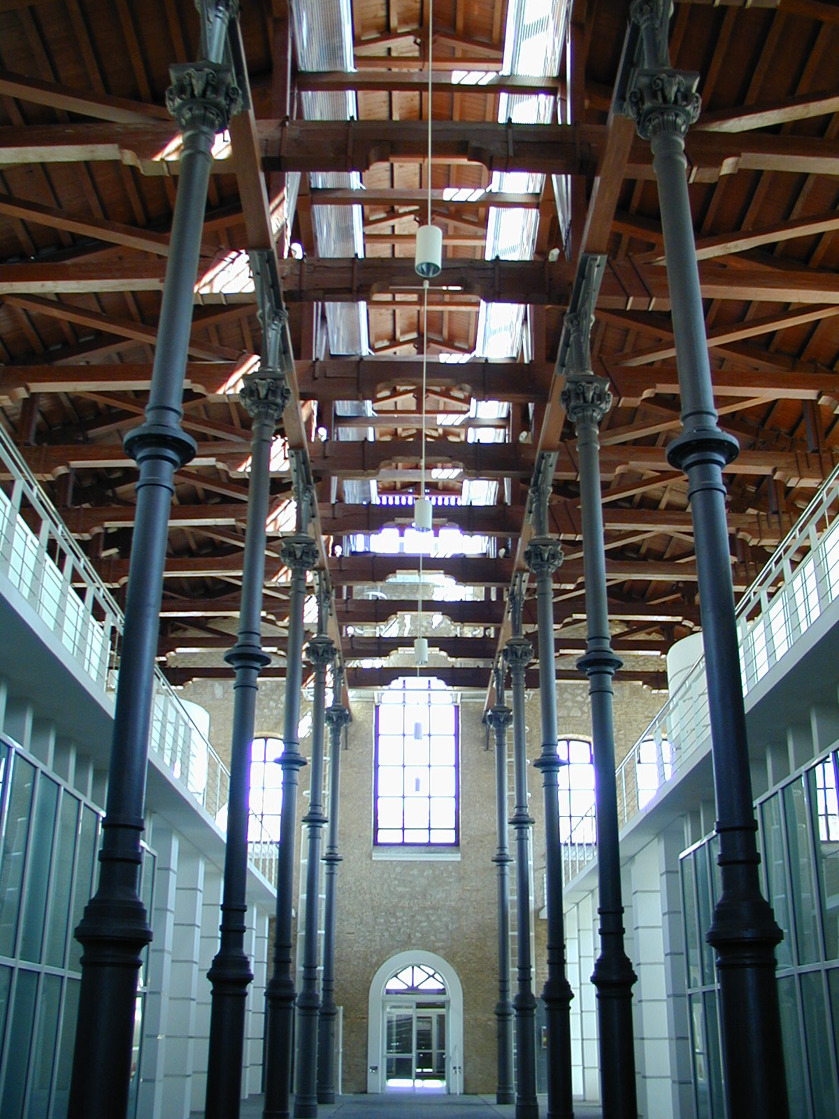 Nave central del Centro de Artesanía de Aragón con perspectiva de las columnas y el artesonado del techo