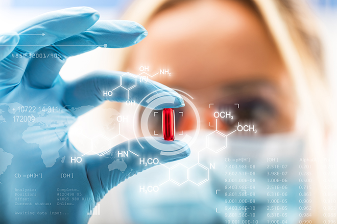 Joven científica sosteniendo una pastilla roja transparente con una interfaz de aire científico futurista con fórmulas químicas y datos de i