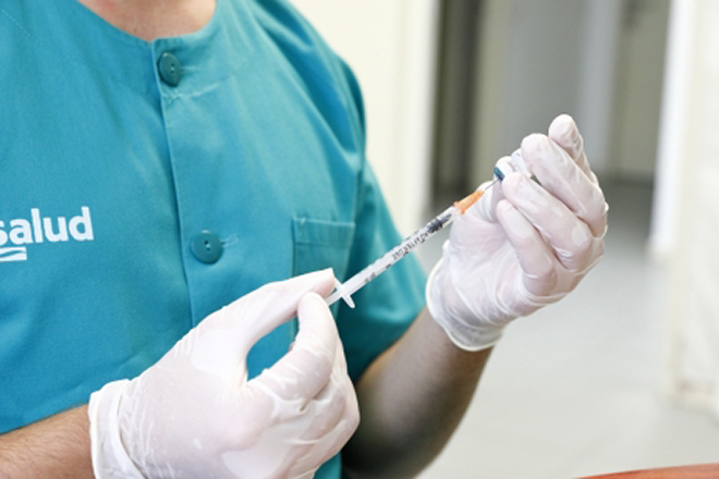 Profesional sanitario con una vacuna