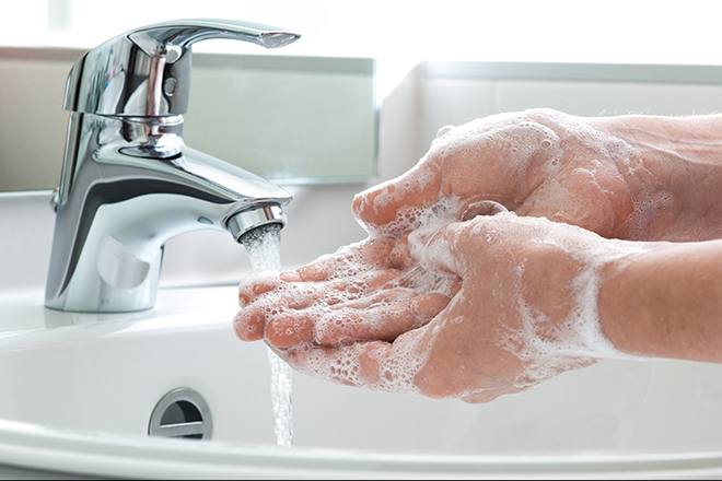 Manos enjabonadas en un lavabo