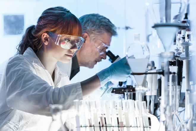 Hombre y mujer investigando en un laboratorio.