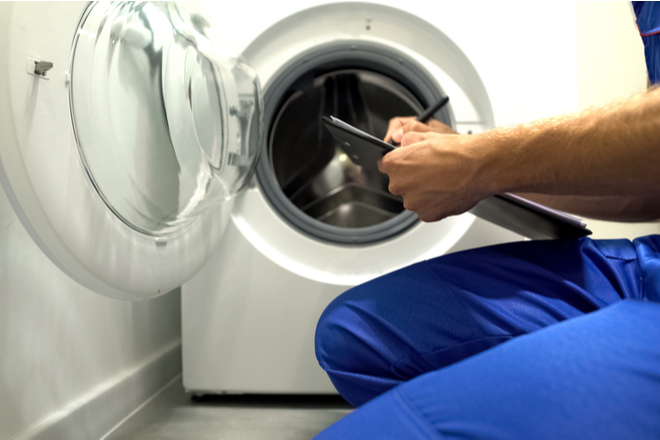 Técnico reparando una lavadora