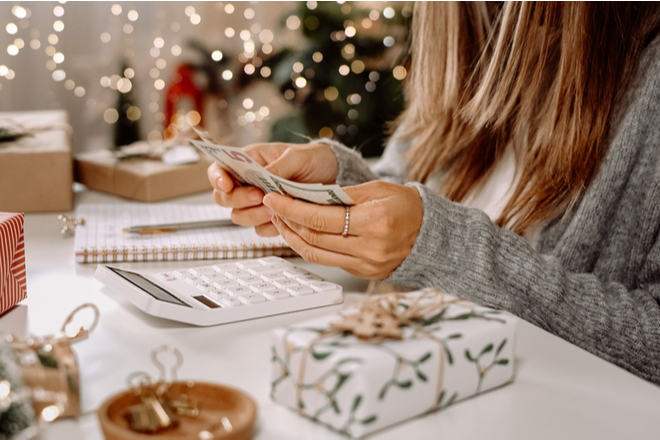 Mujer calculando los gastos navideños