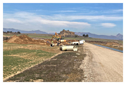 Maquinaria realizando obras hidráulicas